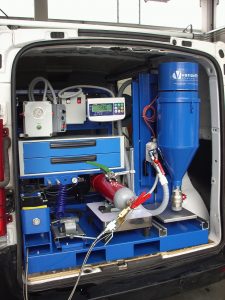 SKID mobil műhely tűzoltókészülékek karbantartásához. Hátsó ajtó közeli. SKID mobil műhely tűzoltókészülékek karbantartásához. Hátsó ajtó közeli.