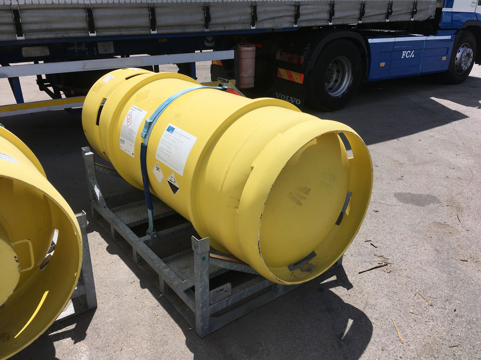 Sella HV fém kaloda nagy tartáloyk részére. Klór hordó, halon hordó, hűtőgázok tartályainak szállítása tárolása, targoncázható módon.