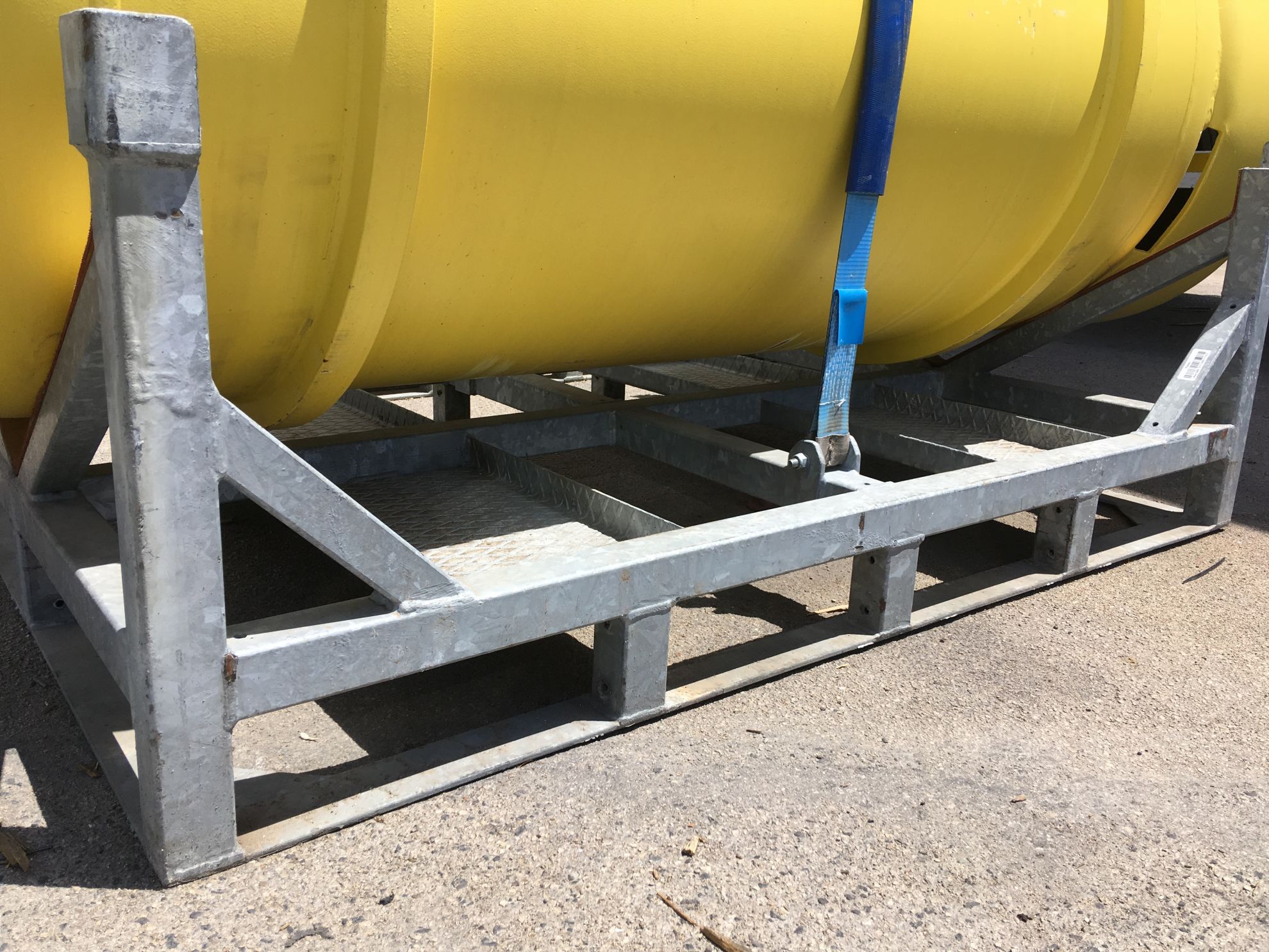 Sella HV fém kaloda nagy tartáloyk részére. Klór hordó, halon hordó, hűtőgázok tartályainak szállítása tárolása, targoncázható módon.