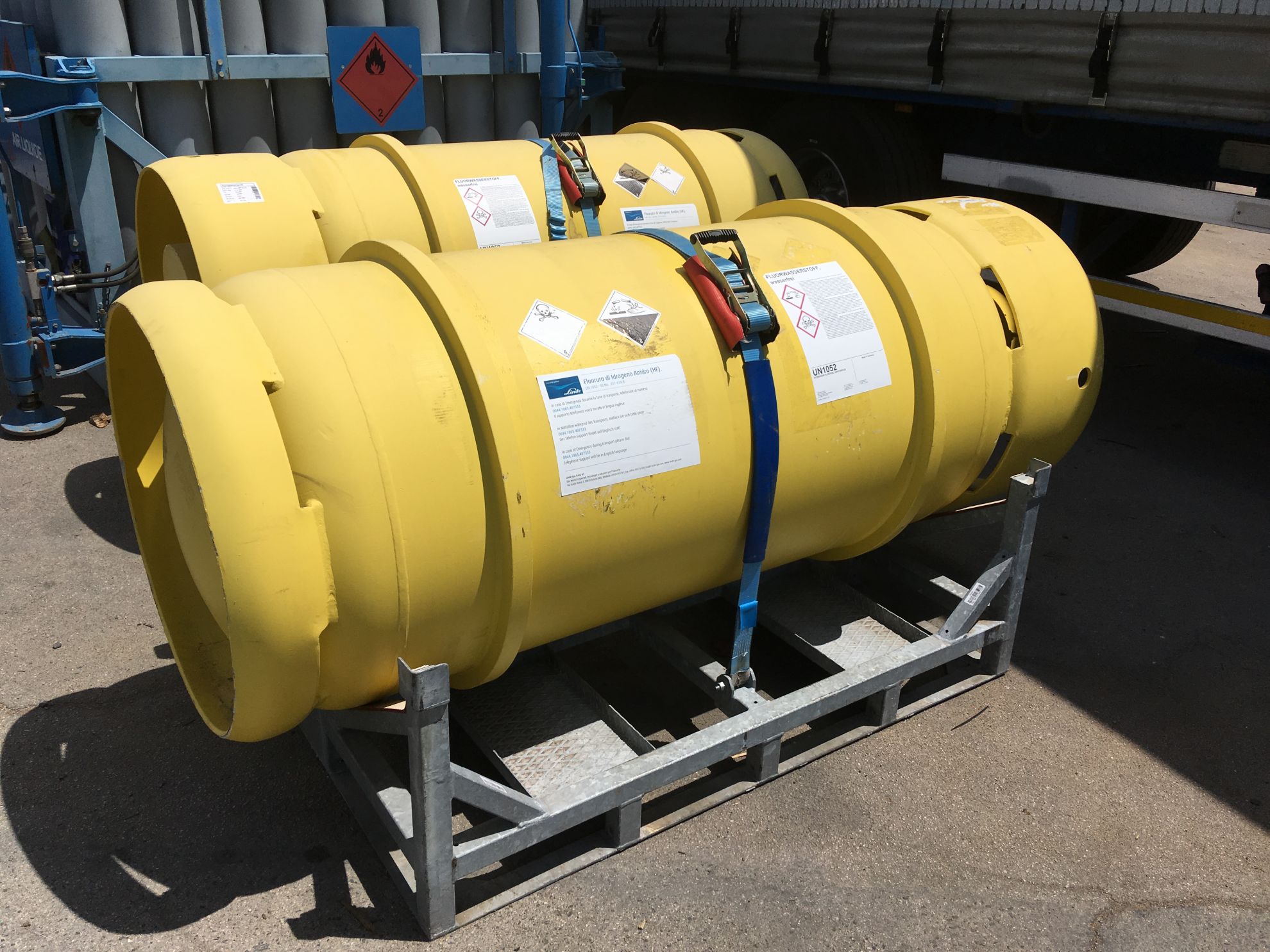 Sella HV fém kaloda nagy tartáloyk részére. Klór hordó, halon hordó, hűtőgázok tartályainak szállítása tárolása, targoncázható módon.