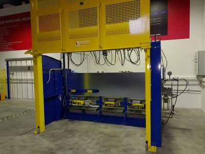 FIT50 gép védőajtóval Bukarest Románia Helinik üzem telepítése, gázpalackok nyomáspróbája FIT50 gép védőajtóval Bukarest Románia Helinik üzem telepítése, gázpalackok nyomáspróbája