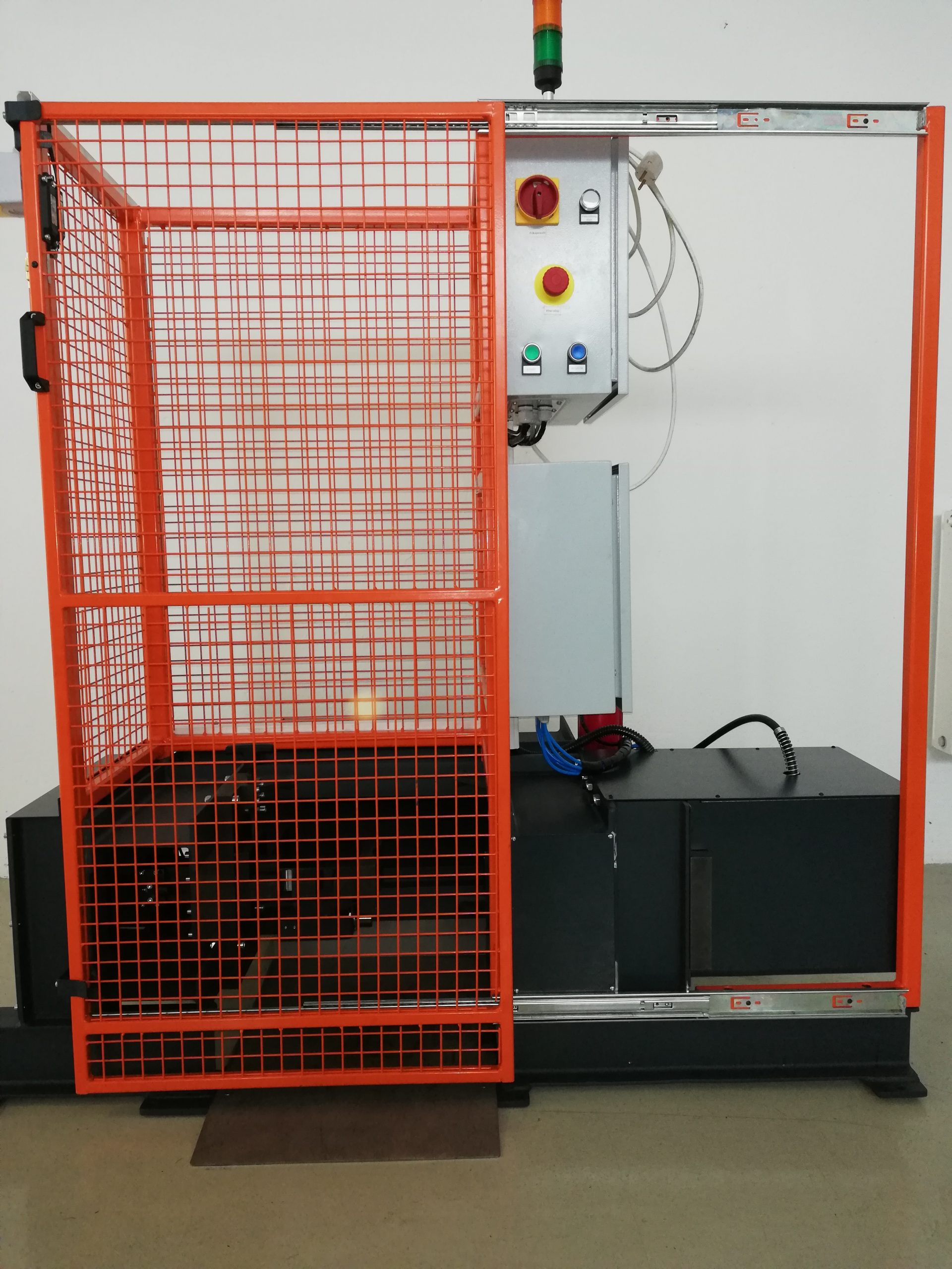 Gázpalack selejtező gép zárt ajtó