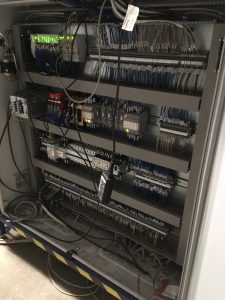 Gázpalackok továbbító sor kapcsolószekrény, kábelezés