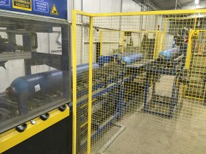 Gázpalackok fekszenek a gázpalack továbbító soron