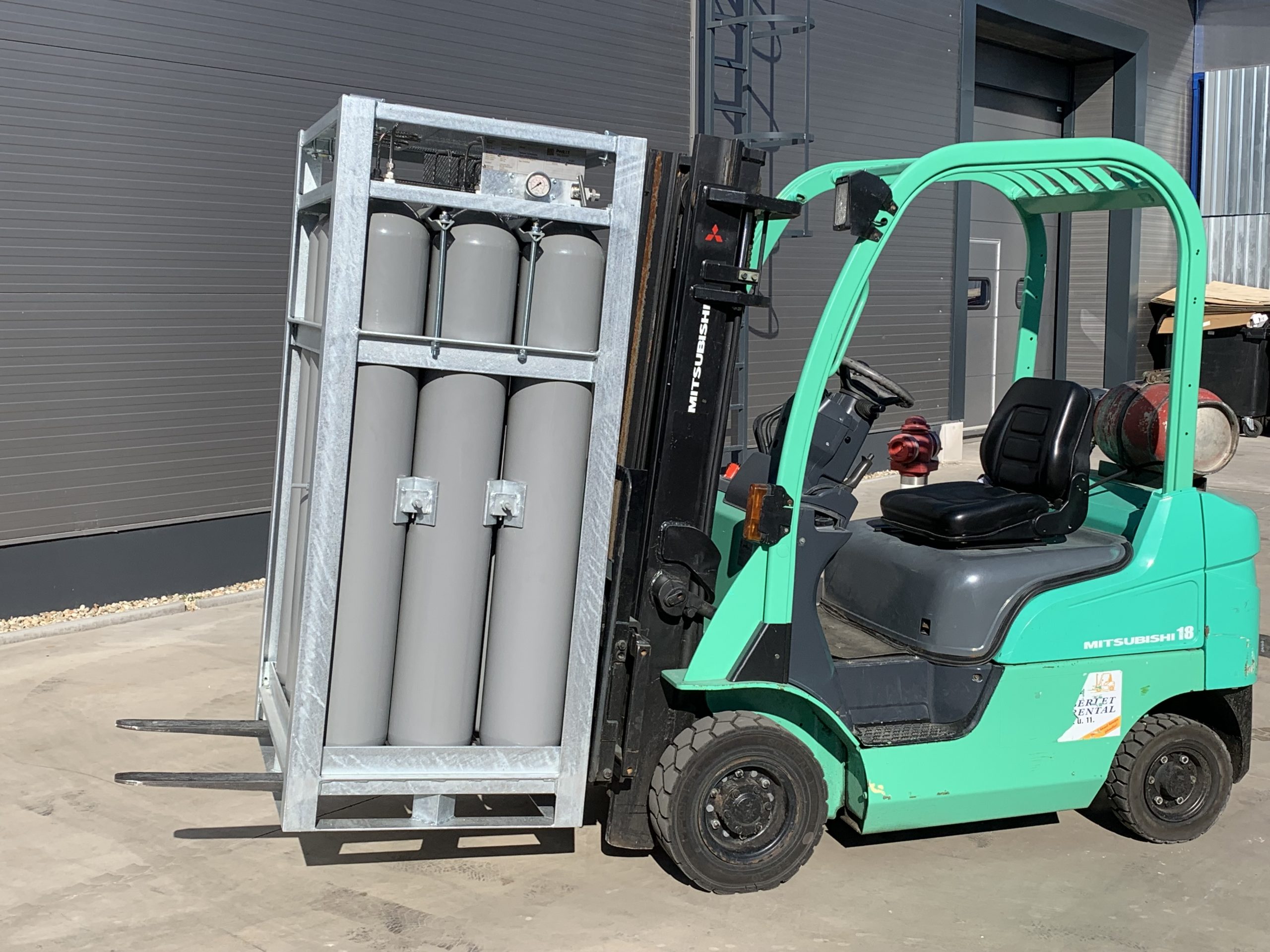 PWENT Gascylinder bundle 12x at forklift transportation