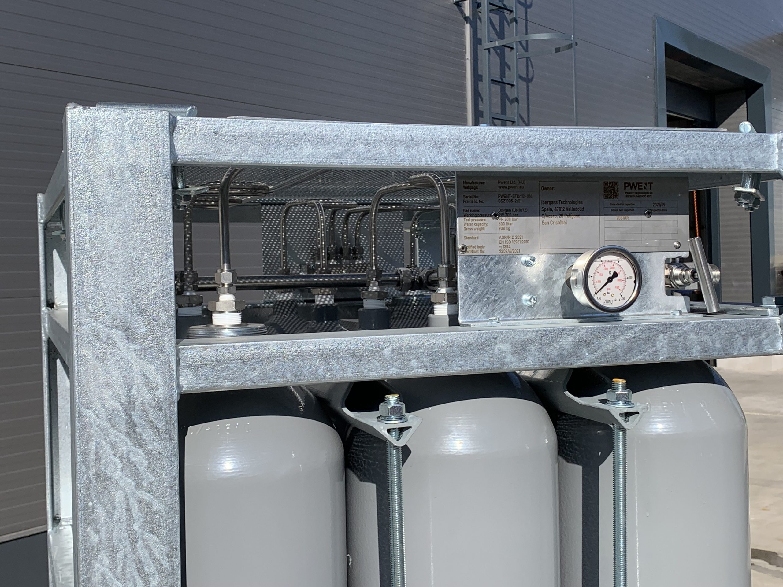 Manifold, gauge and main valve on a nice industrial gas cylinder bundle