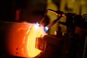 Gázpalack nyakformázása. A palack nyaka vörösen izzik